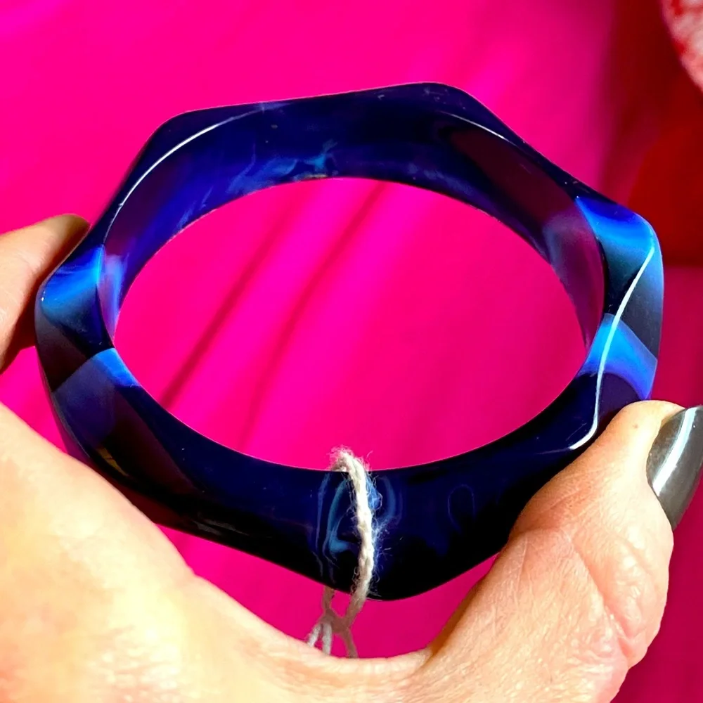 Two VTG lucite bracelets,blue marble geo carved bangle,stretch tile blue pink - Picture 10 of 11